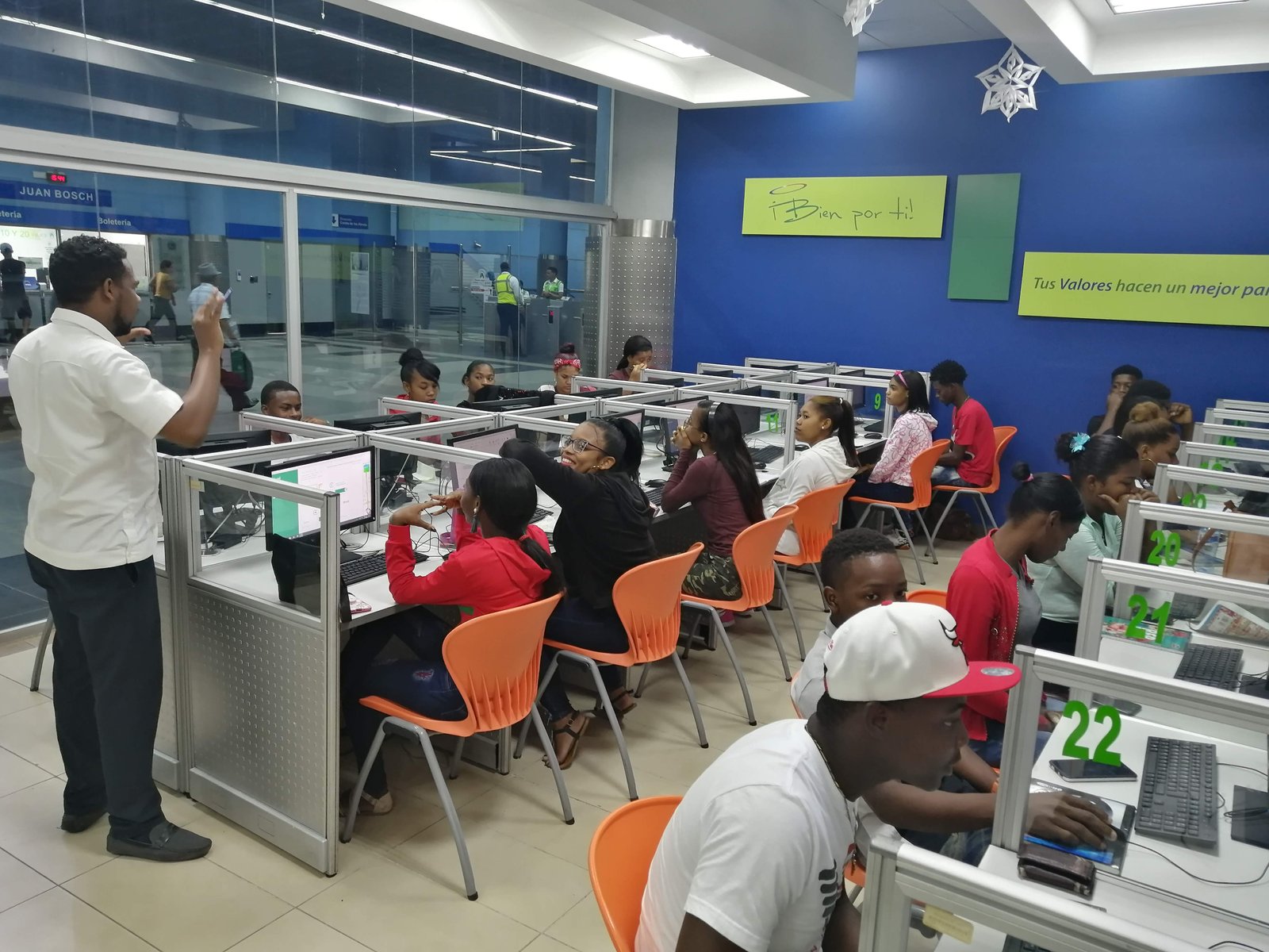 Victor trabajando en su oficina